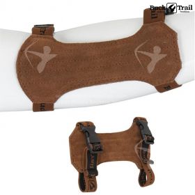 Close-up of the Buck Trail Traditional Armguard in brown, measuring 18 cm in length. The leather armguard is reinforced with steel for added durability and provides excellent protection for the forearm of traditional archers.